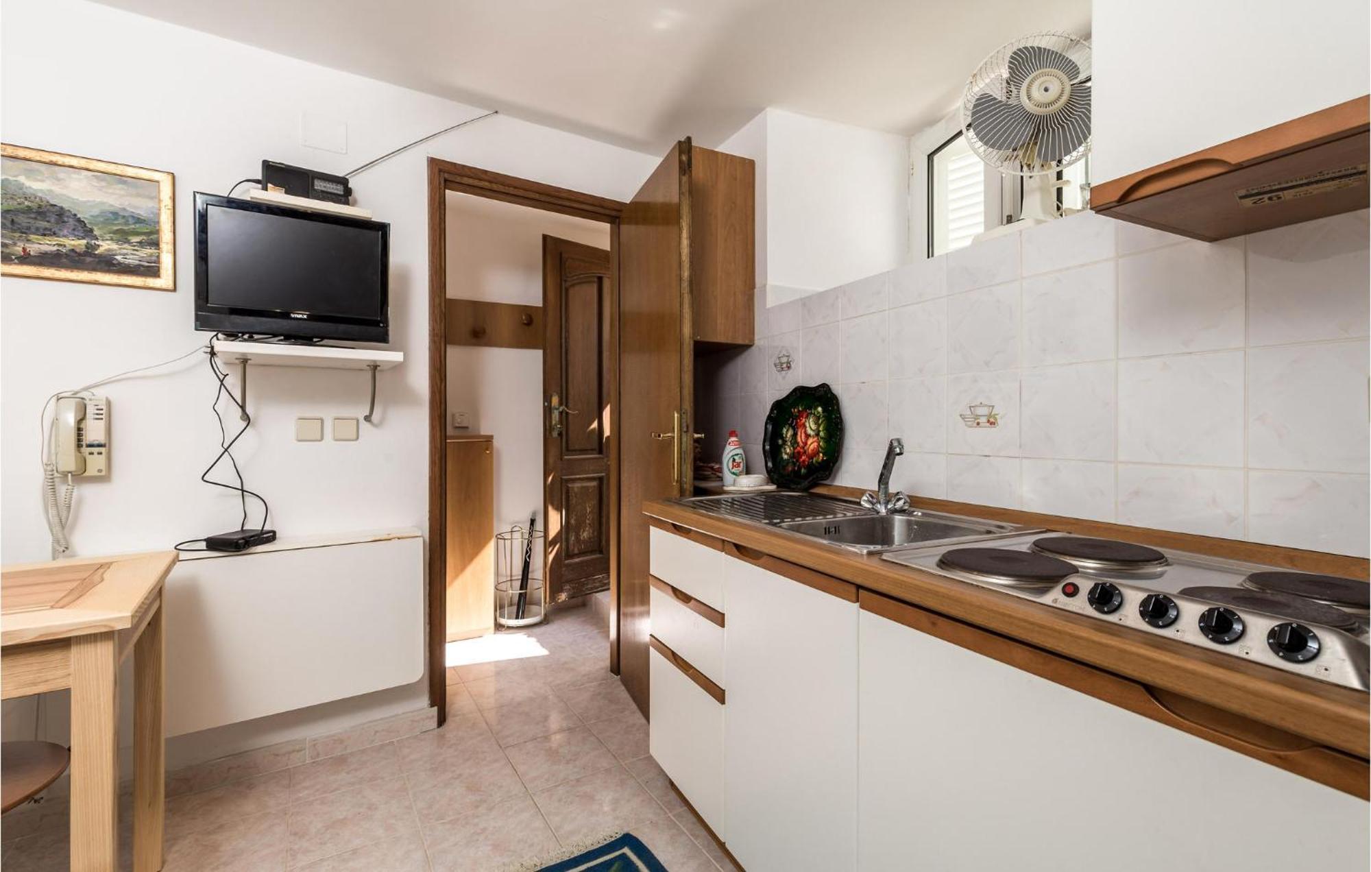 Lovely Apartment In Veli Losinj With Kitchen Bagian luar foto