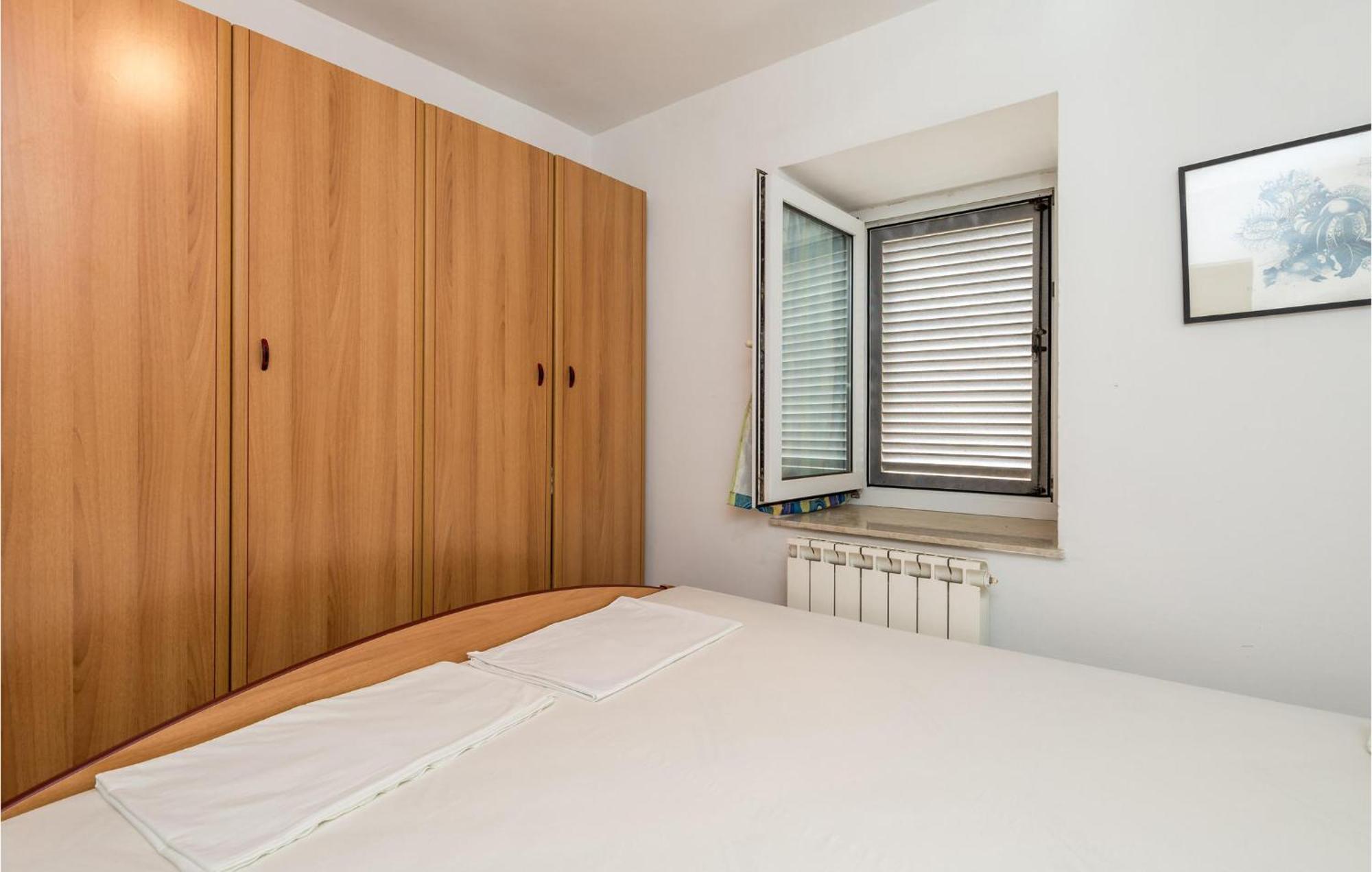 Lovely Apartment In Veli Losinj With Kitchen Bagian luar foto