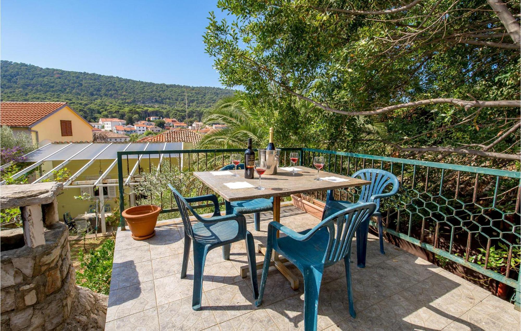 Lovely Apartment In Veli Losinj With Kitchen Bagian luar foto