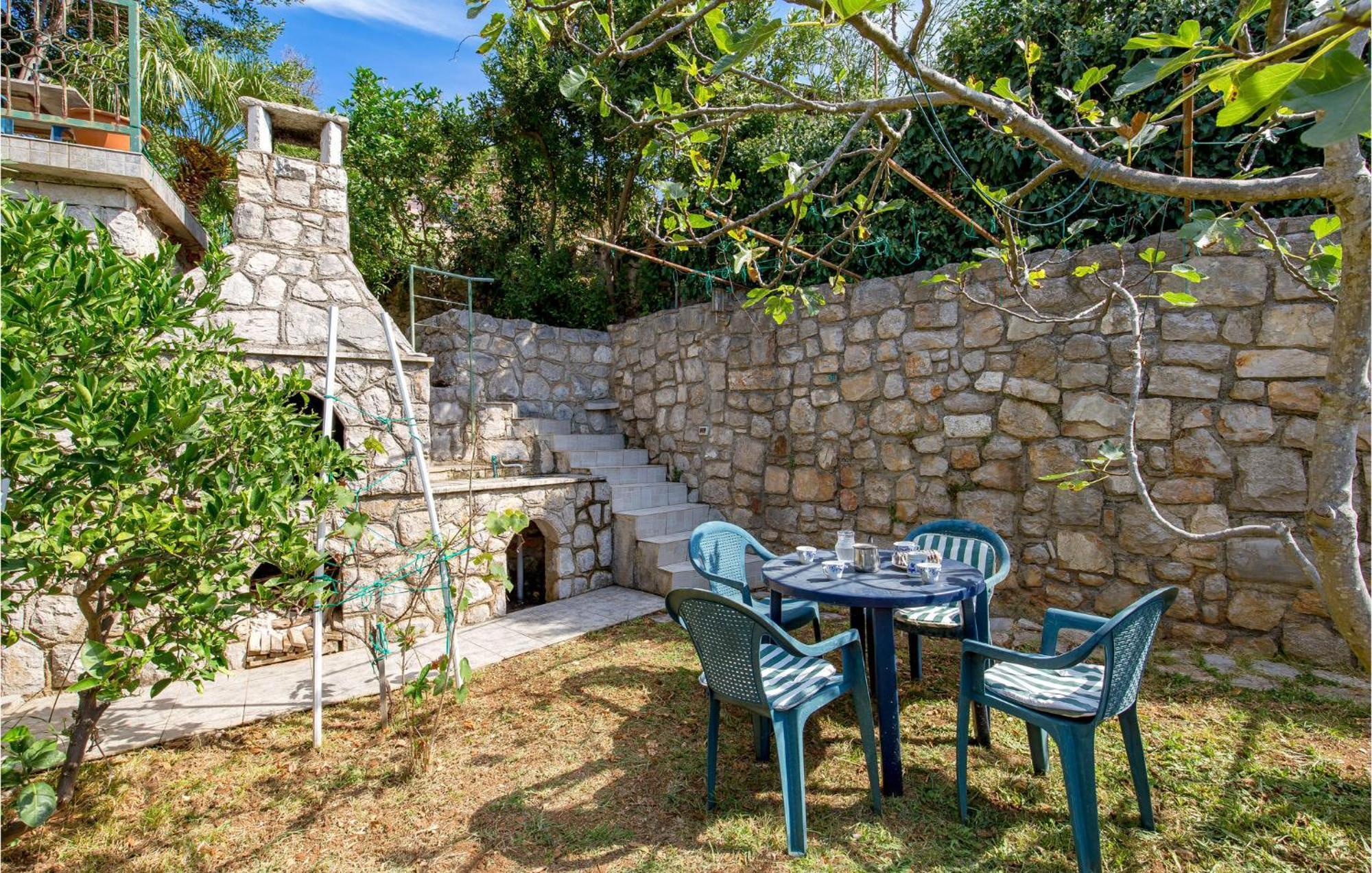 Lovely Apartment In Veli Losinj With Kitchen Bagian luar foto
